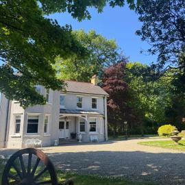 Luxury Escape with Hot Tub in County Antrim, hotel in Kells