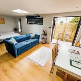 Modern Self Contained Garden Annexe Sleeps up to 4, Hotel in Forest Hill