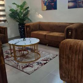 Rennyshouse 2 Bedroom Apartments in Lagos, hotel u gradu Alimosho