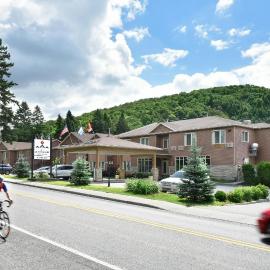 Hotel Le Versailles, hotell i Saint-Sauveur-des-Monts