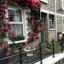 Mair's, hotel in Bridgend