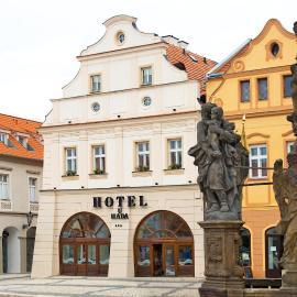 Hotel U Hada Žatec โรงแรมในชาเตซ