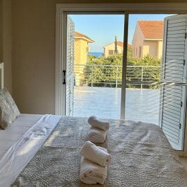 Onyx Beach Villa - Cozy 2BR - Walk to Beach، فندق في Meneou