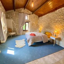 Self contained Guest House in Juillé, hotel v destinácii Juille