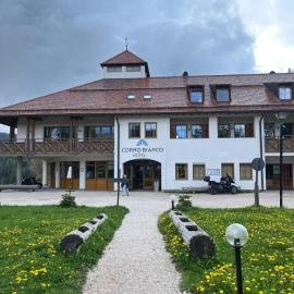 Hotel Corno Bianco, hotell i Nova Ponente