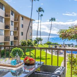 Kanai A Nalu 211 · KAN 211 Remodeled OceanFront 2BD for Whale Wa, hotel en Wailuku