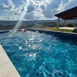 Refúgio em Extrema com piscina climatizada, hotel i Extrema