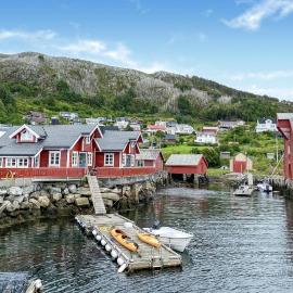 Gorgeous Home In Leinøy With House Sea View, hotel i Fosnavåg