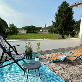 Appartamento Da Deki con ampio terrazzo vista Monte Grappa, hotelli kohteessa Liedolo