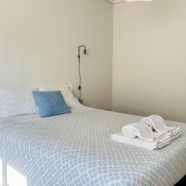 Modern & comfy - Beach 4min walk, Balcony, 3 bedroom