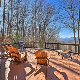 Spacious Franklin Cabin w/ Mountain Views!, hotel in Franklin
