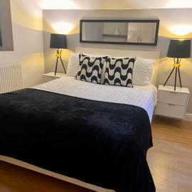 3 Bed En-suites City Centre Apartment - Sleeps 8- Paid City Centre Parking Options