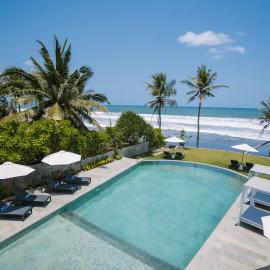 Nyuh Lengkong Beachfront Villa with Kitchen near Tanah Lot, hotel sa Krambitan