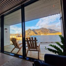 Seafront apartment Henningsvær
