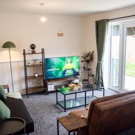 The Pines Villa 2, 6 beds, 2 Sofa beds, Northampton Centre, Home Cinema, Games & EV, Parking for 4, Sleeps 10