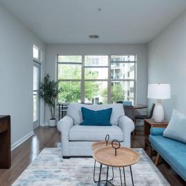 Central 1-BR Condo Assembly Row Gym & Pool Sleep 5, хотел в Съмървил