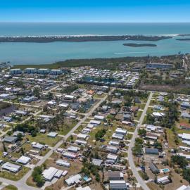 The Salty Sister Bayside Retreat Near Manasota Key Sleeps 6, hotel u gradu Inglvud