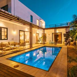 Luxury 3 Bedroom Villa - Private Pool - Beaches 5 Minutes Away, hotel in Pointe aux Piments