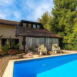 Villa Art Vita - Private Pool, Sauna & River Access, hotel a Donji Zvečaj