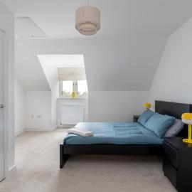 Spacious Milton Keynes Townhouse 2 Designated Parking Spaces Near Centre MK, MK Bowl, Universal Studios & Transport Links Ideal for Families & Contractors, Sleeps 6, hotel in Milton Keynes