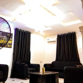 A1 Pinnacle Serviced Apartment, hotelli kohteessa Oshogbo
