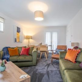 Corsehill Cottage - 3 Bedroom, 2 bathroom House, hotel in Dreghorn