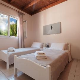 FAMILY SWEET HOME IOANNA، فندق في Karousádes