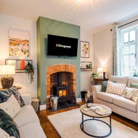 Beautiful Cozy Cottage in Sandbach by 53 Degrees Property, Sleeps 4 with FREE Parking、サンドバックのホテル