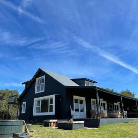 Hillandale House- a modern farmhouse near Plett, hotel a Keurboomstrand