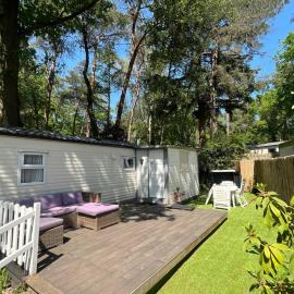 Tante Truus - Gezellig huisje op kindvriendelijk vakantiepark met zwembad, khách sạn ở Hoenderloo
