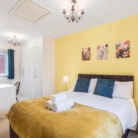 4Bed 3 Bath Home I Sleeps 7-9 I Family & Contractors I Parking, hotel a Kempston