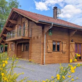 Chalet confortable avec cheminée à Taintrux - FR-1-589-222, Hotel in Taintrux