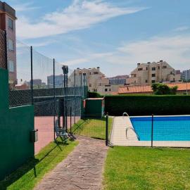 Apartamento, zona residencia con piscina, cerca de las playas en Santander，桑坦德的飯店