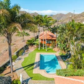 Wooden House with Private Pool Lush Garden, hotel u gradu 'La Laguna'