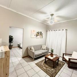 Lily Palms Rest، فندق في تزانين