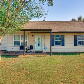 2 Mi to Fort Sill: Quiet Family Retreat w/ Yard, hotel a Lawton