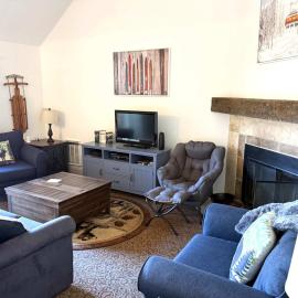 2 BR Condo Mountain Views At Jiminy Peak- Sleeps 7, hotel in Hancock