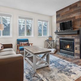Mountain Gate - Pet Friendly 2BR w Mountain Views and open hot tub, отель в Канморе