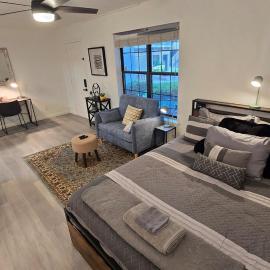 Cozy Comfy and Peaceful Oasis Getaway with Porch