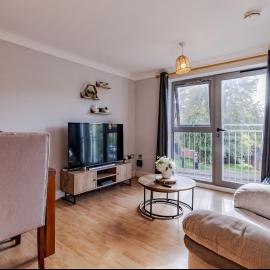 Contractor-Friendly, Private Gated Parking, Fast WiFi, Sofa Bed & Netflix, 5-Min Walk to City Centre, 15-Min Walk to Train Station, Ideal for Relocators & Families