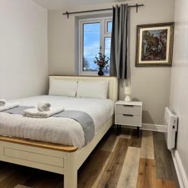 Stylish 2 Bed Apt Near Birmingham