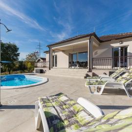 Stunning Home In Sinj, מלון בסיני