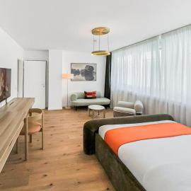 Chic City Apartment, 1BR for 2, Elegant Comfort, City Center