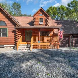 Secluded Log Cabin with Hot Tub Fire Pit Game Room: Newfoundland'de bir otel