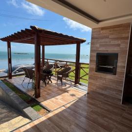 Casa da Maré Pé na areia Suítes climatizadas e deck vista mar, хотел в Икапуи
