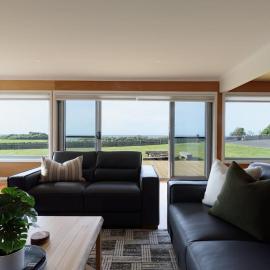 Viesnīca Oceanfront Escape with Fire Pit & Coastal Views pilsētā Devonporta
