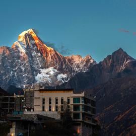 Siguniang Mountain Star Moon Cliff Hotel, hotel u gradu 'Mount Siguniang'