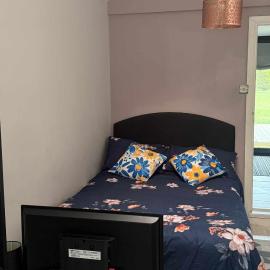 1 Bed Sleeps 2 with Private Garden: Harlow şehrinde bir otel