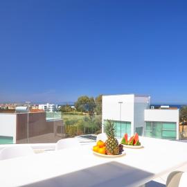 Seaview Luxury Villa Jacuzzi & Pool! 2 Min Beach, hotel v destinaci Protaras