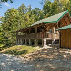 Hot Tub & WiFi - Big Boulder - Red River Gorge KY, hotel em Campton